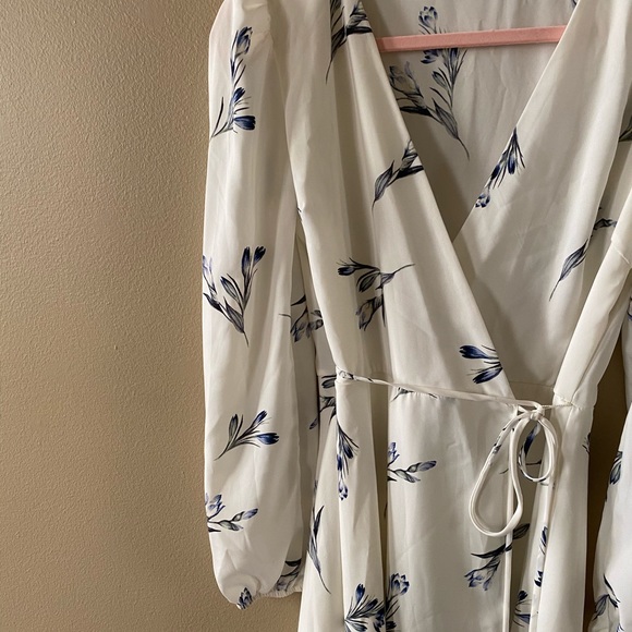 White dress with long sleeve - Picture 2 of 3